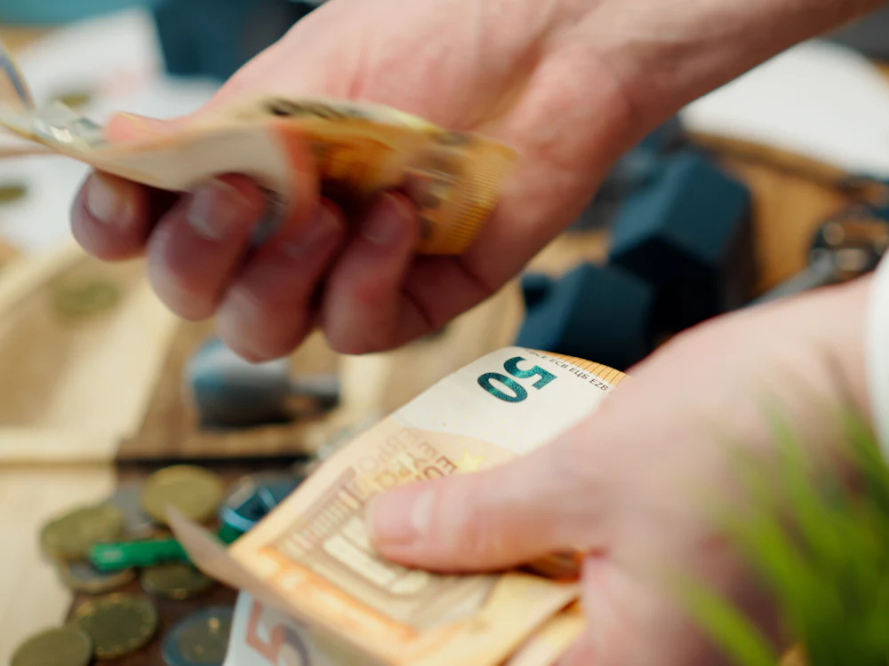 Manos contando billetes de euro