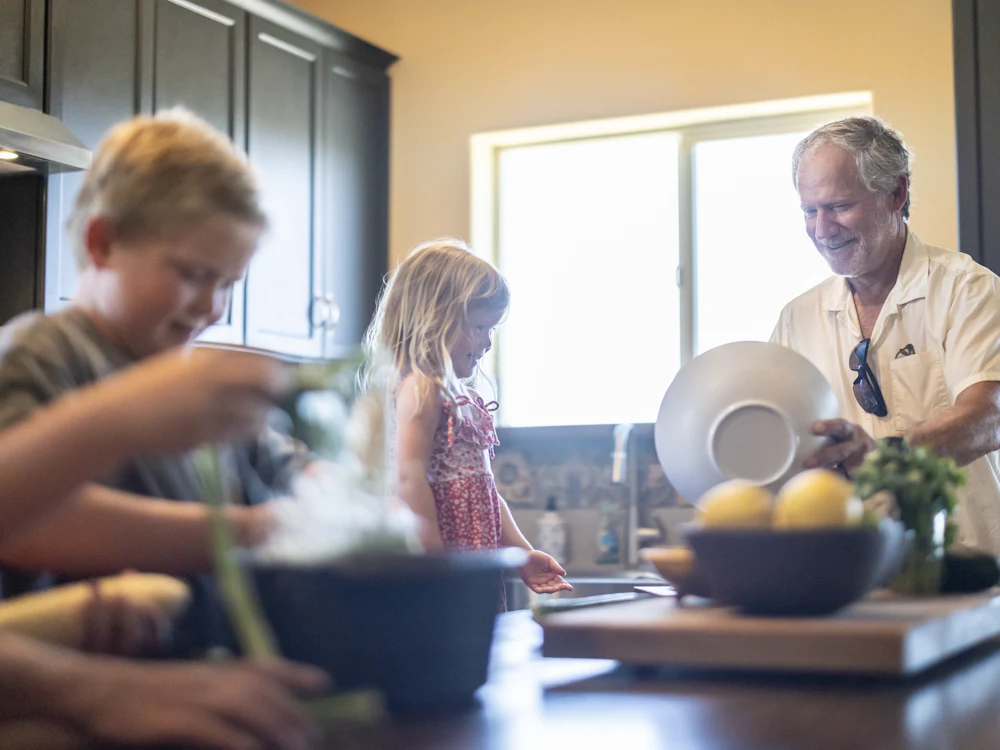 Abuelo y nietos cocinando juntos en casa