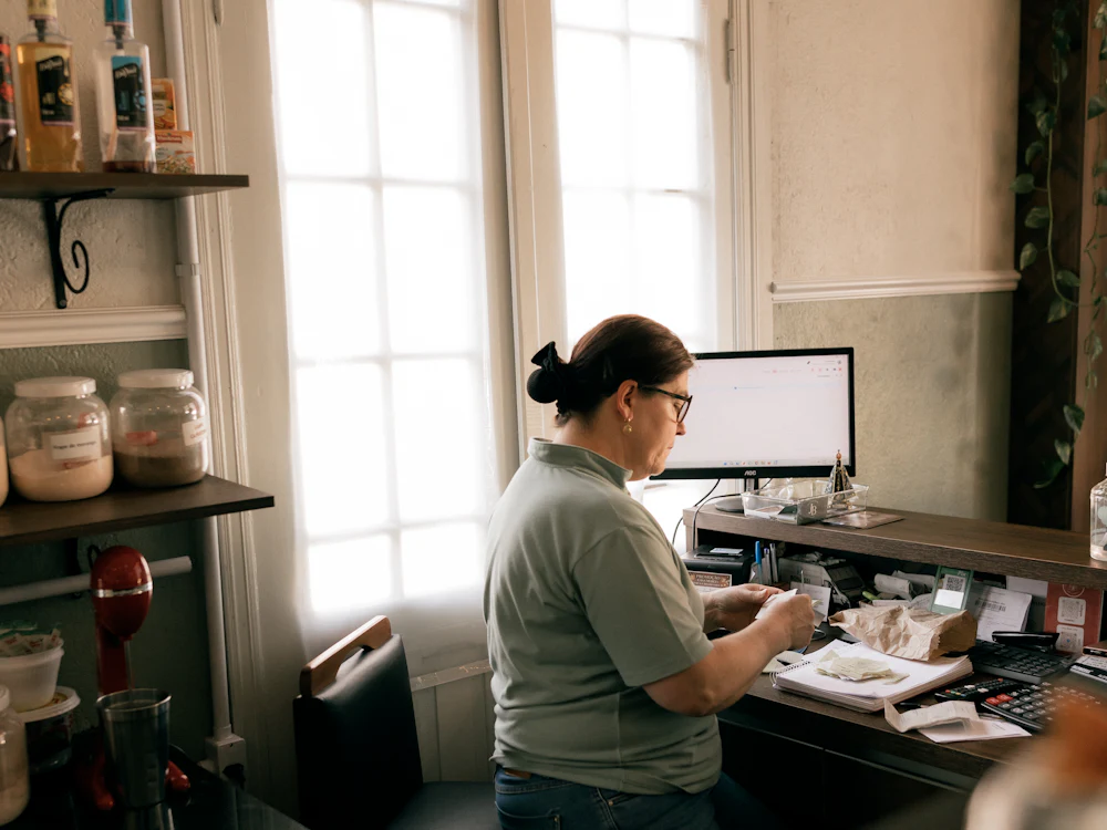 Mujer trabajando con el ordenador en un mostrador