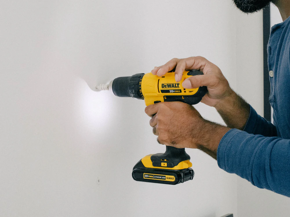Instalador con un taladro inalámbrico