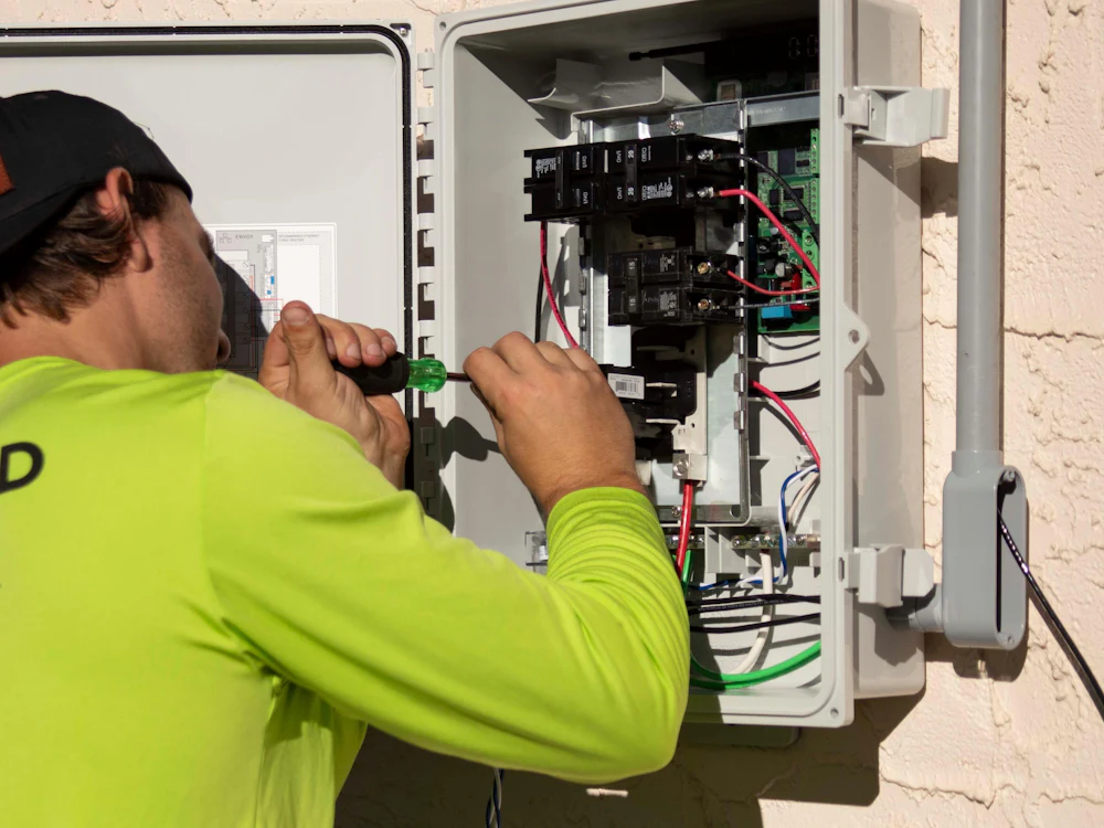 Técnico trabajando con un destornillador